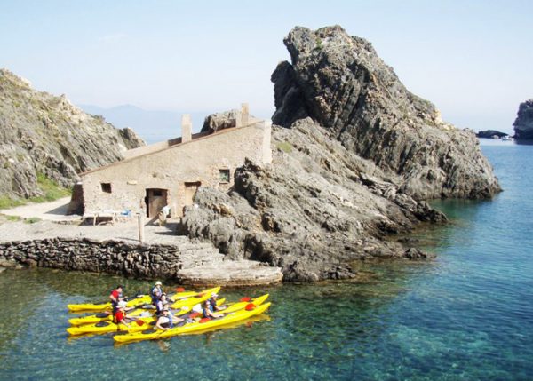 Kayaks durante la travesía del Cap de Creus